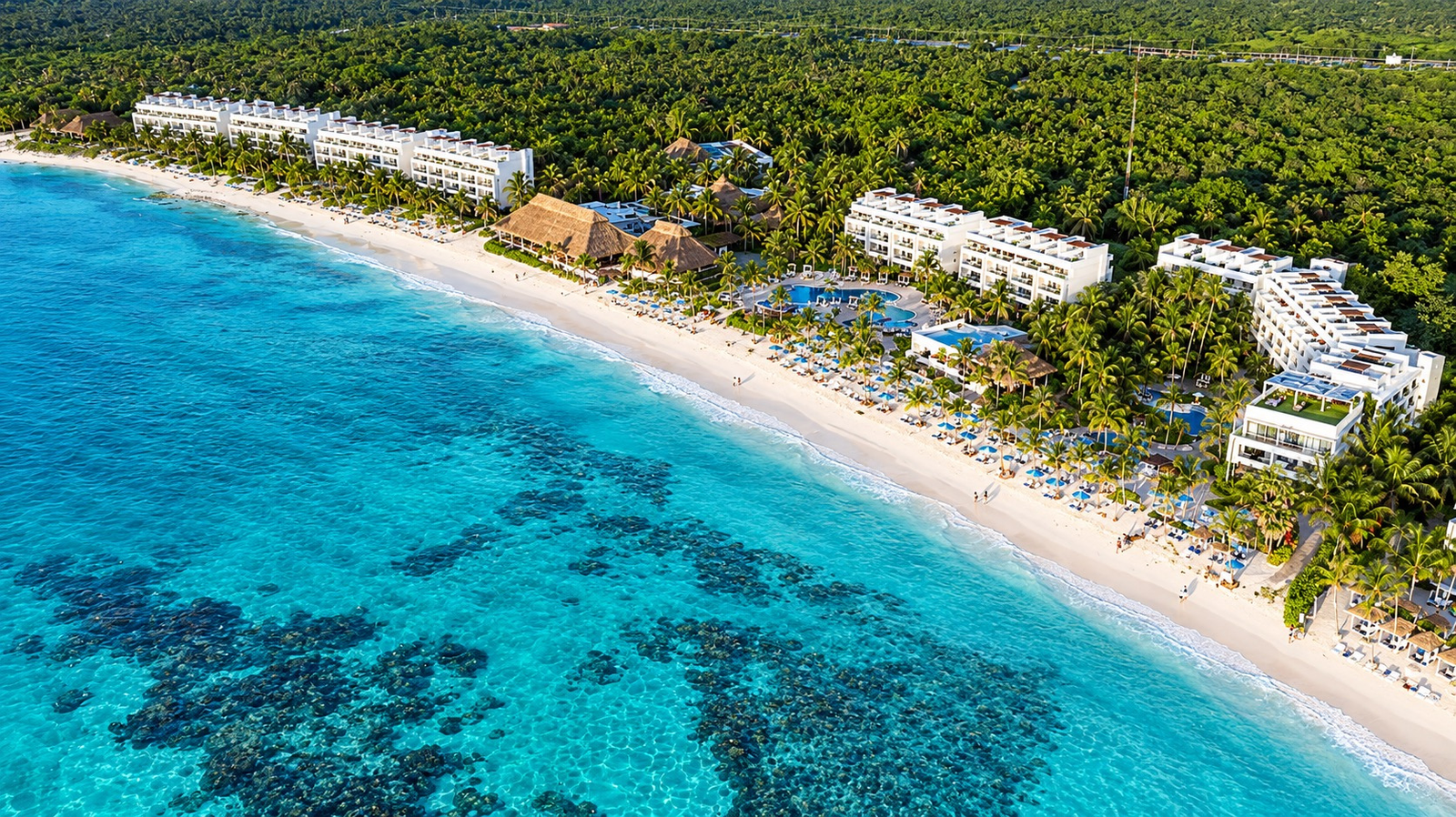 Akumal Beach Resort — Desarrollo de Proyectos, fotografía en blanco y negro con revelado a color al pasar el cursor